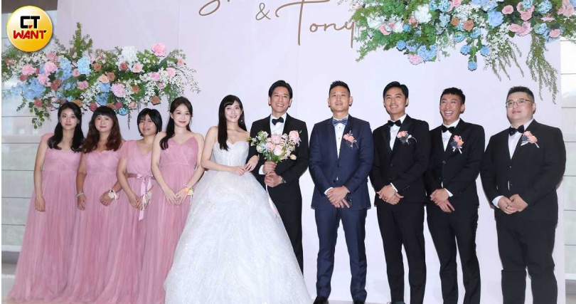 前情侶李運慶（右三）與李佳豫（左四）擔任伴郎伴娘。（圖／楊澍攝）