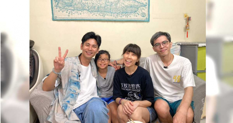 楊子儀（左）與受訪者暢聊家庭觀與信仰。（圖／公視提供）