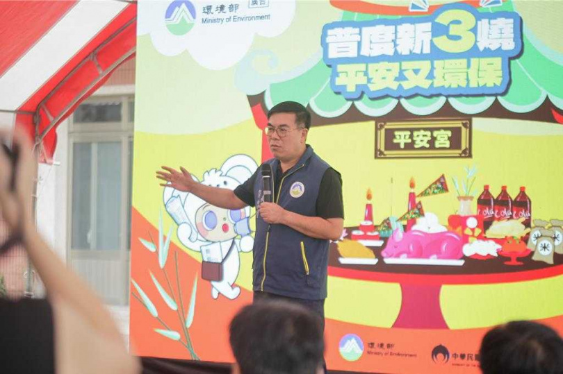 環境部長彭啓明表示，「新紙錢三燒」包括集中燒、適量燒及替代燒，民眾可依習慣選擇焚化、減量或以功德、米、物品代替。今年參加配合法會，還可參加抽獎，兼顧誠意與環保。（圖／中國時報呂麗甄攝）