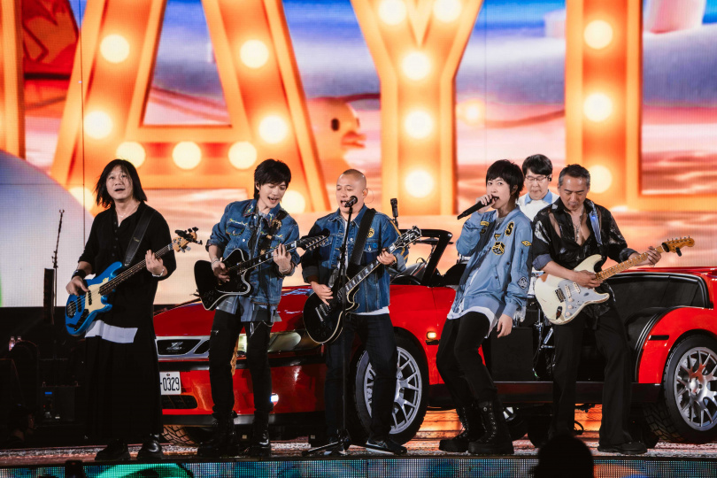 五月天邀請拖拉庫主唱張國璽合唱〈我愛夏天〉。（圖／相信音樂提供）