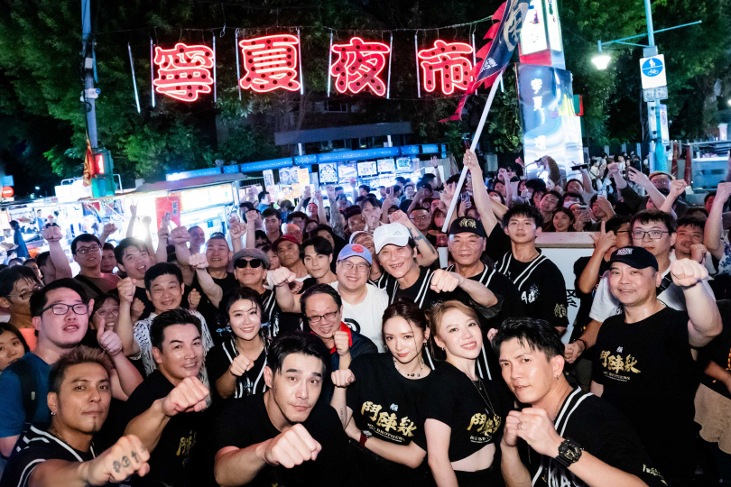 《角頭–鬥陣欸》劇組前往台北寧夏夜市掃街、與北部的粉絲見面。（圖／曼尼娛樂）