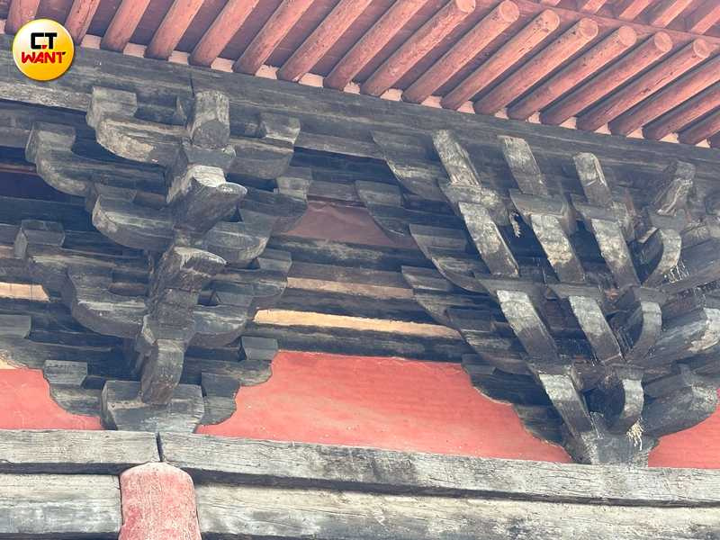 三聖殿上方兩朵碩大的蓮花斗拱，是金代建築中最漂亮的鋪作。（圖╱王若攝） 