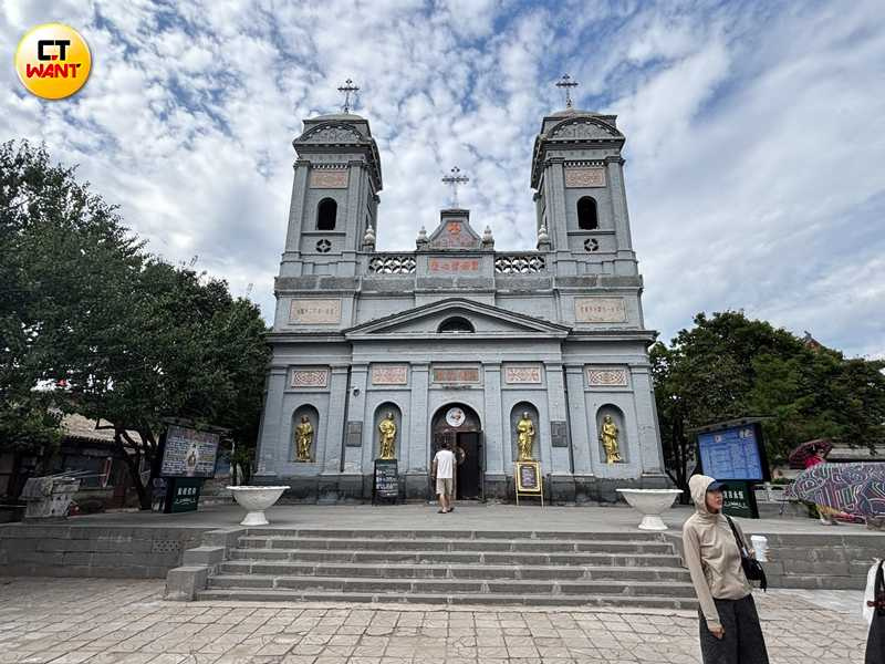 大同天主教堂建於清末，融合哥德式與羅馬式的建築風格。（圖╱王若攝）