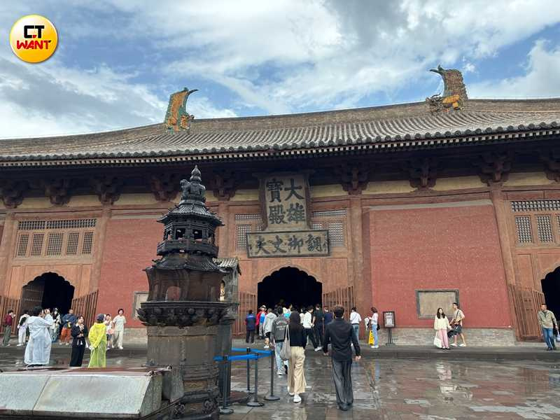 華嚴寺的大雄寶殿為遼代所建、金朝重修，採用單簷廡殿頂式，氣勢恢宏。（圖╱王若攝）