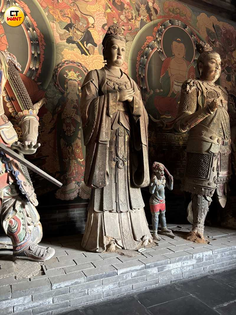 善化寺大雄寶殿中的塑像都是金代泥塑原作，非常罕見。（圖╱王若攝）