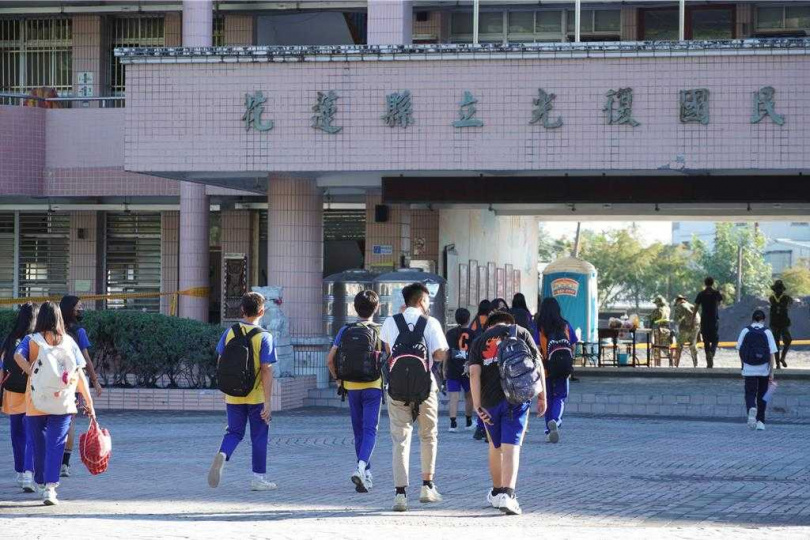 花蓮光復鄉7所國中小學校自9月23日起停課後，今天正式復課，整體出席率逾8成，學生重返校園相當開心，直呼終於可以恢復學習。（圖／中國時報羅亦晽攝）