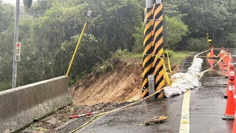 老爺山莊通往外界的聯外道路被泥石阻斷,巨大的路樹亦倒塌。(圖/三立新聞網提供)