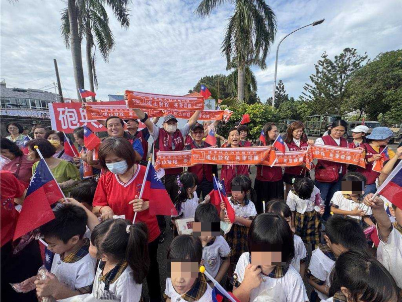 永康鄉親拿著寫有「湯山啟程、永康飛騰」的毛巾揮舞。（圖／中國時報曹婷婷攝)