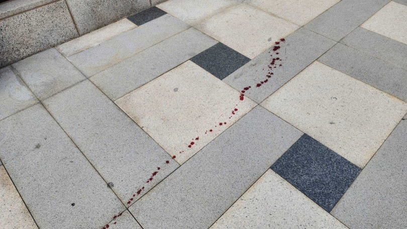 事發現場及建物外出現斑斑血跡,畫面相當駭人。(圖/翻攝畫面)