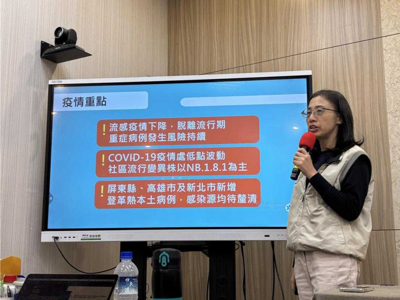 疾管署副主任李佳琳說明，國內流感脫離流行期，但預估12月上旬疫情將升溫，迎來下一波冬季流感，且就診人次、重症、住院人數都會更多。（圖／中國時報李念庭攝）