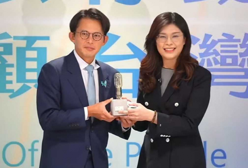 民眾黨主席黃國昌（左）在兩黨主席高峰會中致贈「水泥鎢絲燈」給國民黨主席鄭麗文。（圖／翻攝自「民眾之聲」直播）