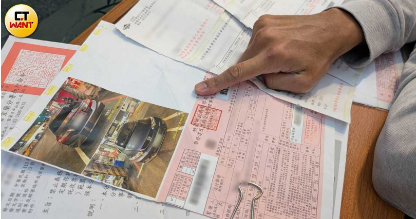 A男拿出罰單表示,李姓社工原先的承諾全數跳票,不但一直收到催繳通知電話,也狂收罰單,造成不少困擾。(圖/林冠吟攝)