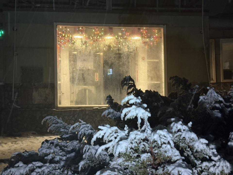 玉山下雪了。（圖／翻攝臉書／氣象署）