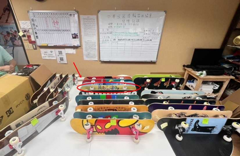 實際與選手培訓時所使用的滑板比對，可以明顯發現滑輪板委員會鄭姓委員所販售的滑板與培訓時一模一樣。（圖／民眾提供）