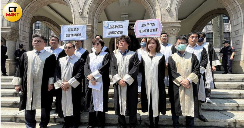 全國律師聯合會到司法院前抗議台中律師公會理事長吳中和遭施暴。（圖／項程鎮攝）