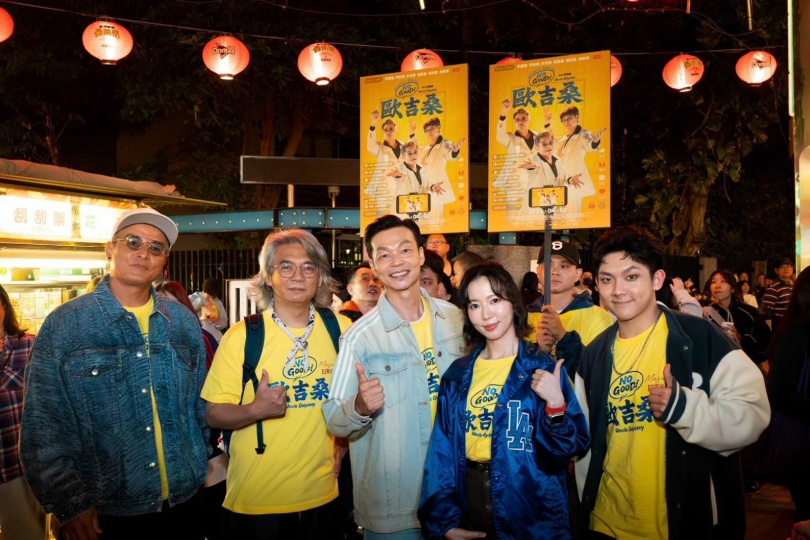 李銘順、李國煌、林毓家、方甯與導演張清峰前往夜市掃街。(圖/萬騰文化創意提供)