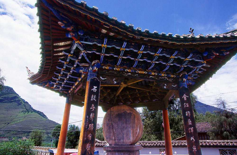 經考證諸葛丞相「五月渡瀘」揮軍曾遠至麗江旁的石鼓鎮今日風貌。（圖／吳德亮攝）