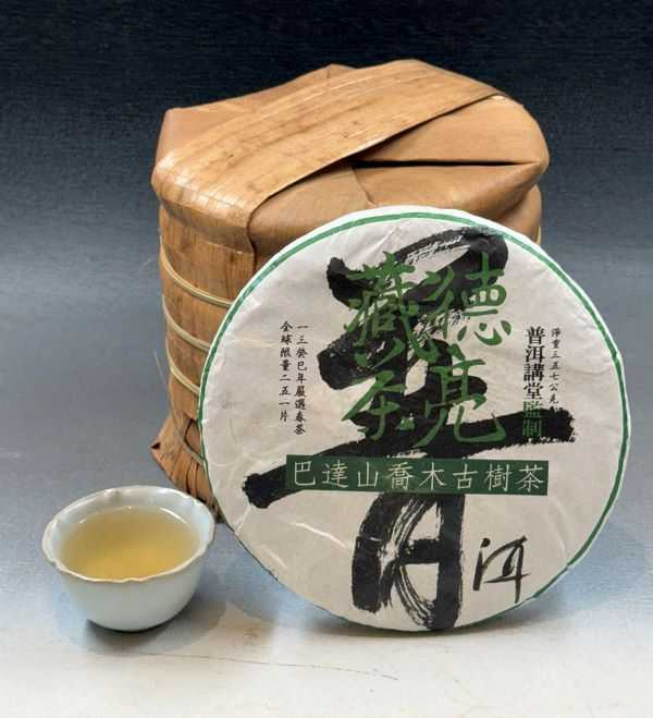 以最接近「武侯遺種」年代的巴達1700歲古茶樹採摘壓製的私房茶餅向諸葛丞相致敬。（圖／吳德亮攝）