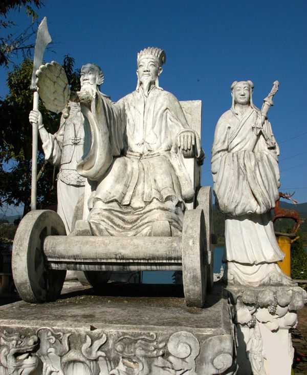 雲南各地均可見諸葛丞相羽扇綸巾的塑像。（圖／吳德亮攝）