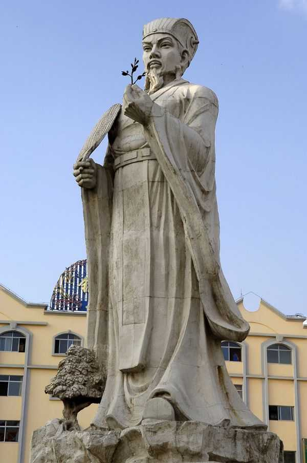 台商天福集團在普洱市中心建立的「孔明興茶」諸葛丞相立像。（圖／吳德亮攝）