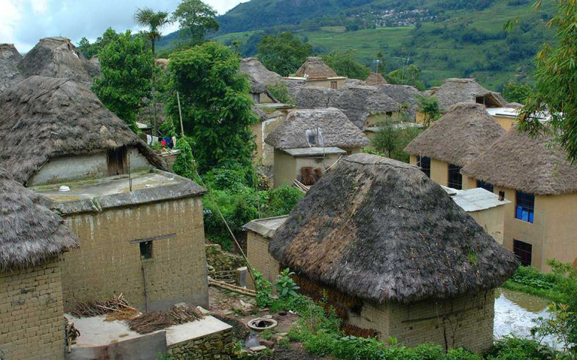 雲南許多少數民族居住的房屋以「孔明帽」的形象作為屋頂。（圖／吳德亮攝）