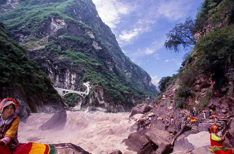 位於石鼓鎮金沙江之間的虎跳峽今日已成為觀光景點。（圖／吳德亮攝）