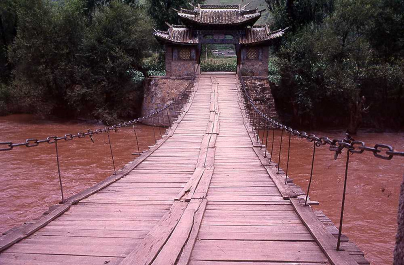 「五月渡瀘」的「瀘」即今日之金沙江，圖為江上鐵索舊橋。（圖／吳德亮攝）