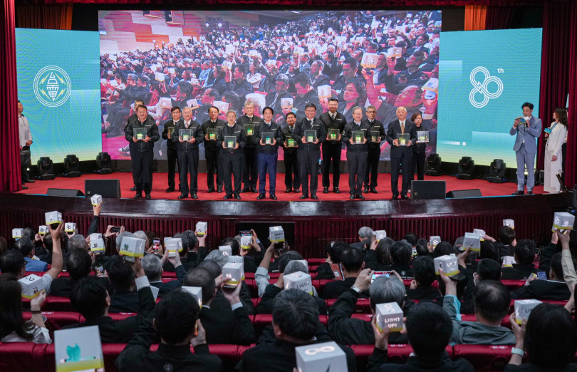 總統賴清德、經濟部長龔明鑫、台電董事長曾文生及各界貴賓手持能量方塊，與台電全體同仁共同為台電80周年慶生。（圖片提供／台電）