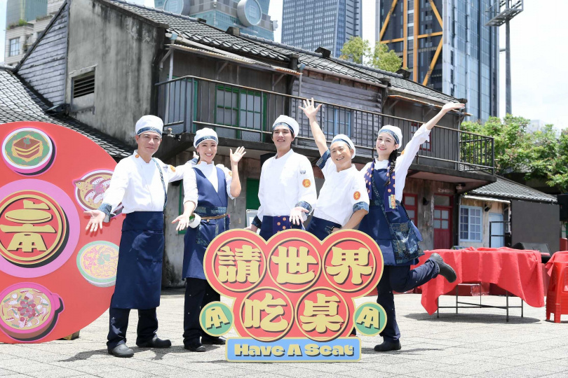 隋棠、藍正龍、浩子、陳隨意與YouTuber千千共同主持的實境節目《請世界吃桌》。（圖／三立提供）