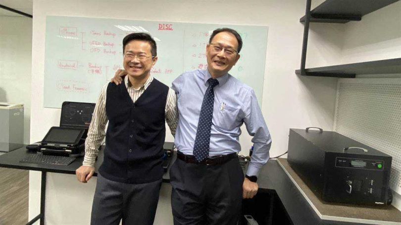 律師王捷拓（右）痛斥警察將取締大陸玩具槍當成「績效大補丸」。（圖／報系資料照）