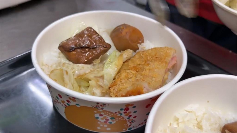 有顧客從外送平台，點了一份「0元待用餐」，豬排店老闆看了底下備註的文字，決定霸氣送出餐點。（圖／民視新聞）