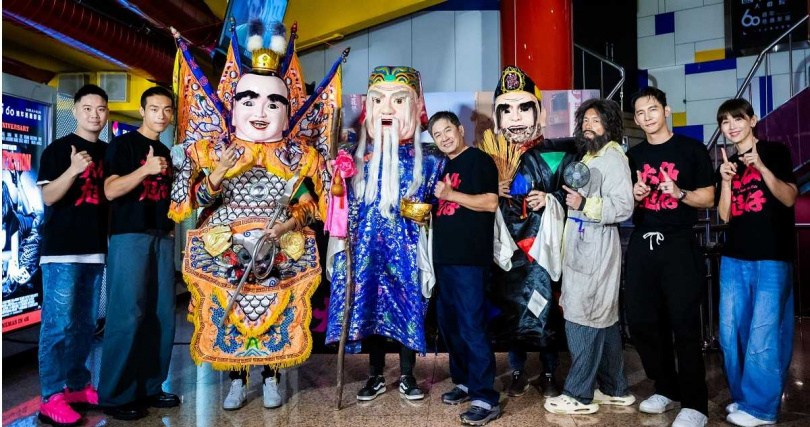 導演凌柏瑋（左起）、牧森、太子大仙尪仔、土地公大仙尪仔、洪都拉斯、濟公大仙尪仔、范逸臣、温昇豪、鄭仲茵出席電影《大仙尪仔》首映會。（圖／公視台語台提供）