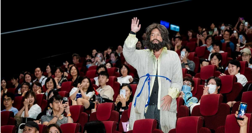 范逸臣更特別還原片中街友「康仔」的造型，一亮相便引起現場驚呼。（圖／公視台語台提供）