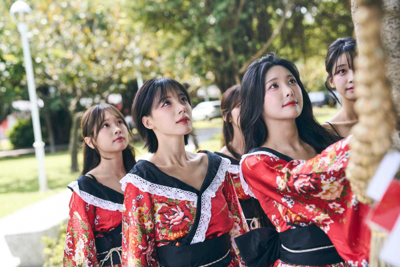 高佳彬、河智媛、金佳垠在年度單曲MV中,與女孩們一同化身「百鬼夜行」中神秘又致命的角色。(圖/樂天桃猿提供)