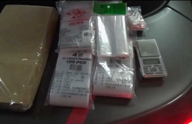 北市刑大隊毒緝中心日前掌握2名有四海幫背景的男子,重金買下2輛小客車後,將其後車廂改裝,以利藏放毒品運輸。(圖/翻攝畫面)