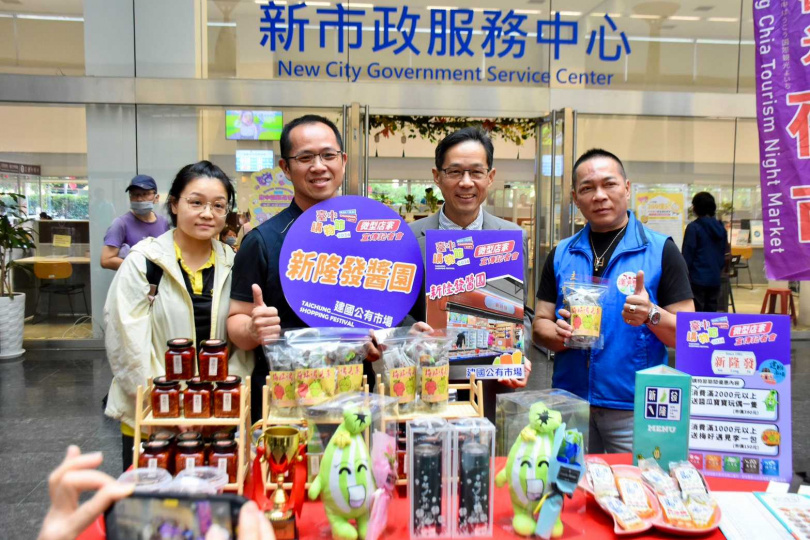 經發局長張峯源與微型店家共同推廣庶民經濟。(圖片提供/台中市政府經發局)