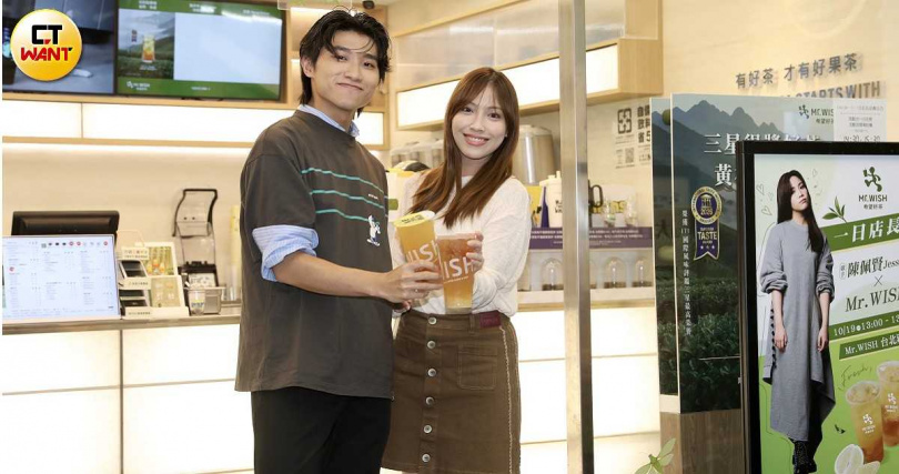 陳佩賢（右）擔任一日店長， 師弟陳宇祥現身力挺。（圖／侯世駿攝）