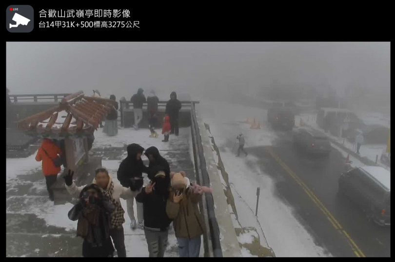 許多民眾前往合歡山追雪。（圖／擷取自合歡山武嶺亭即時影像）