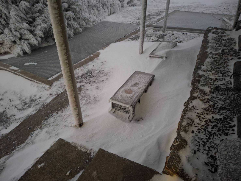玉山氣象站昨晚（10日）9時35分降雪，至11時50分停。（圖／氣象署提供 ）