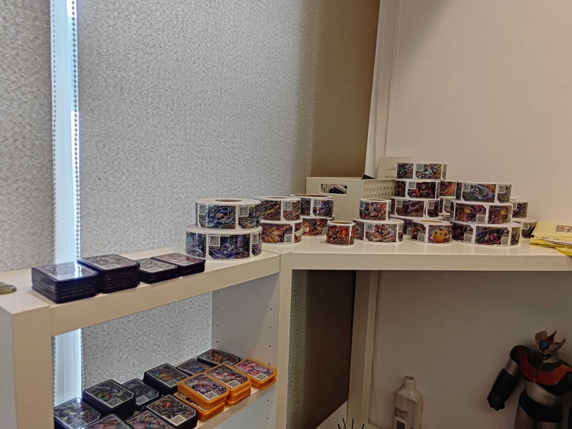 刑事局智財大隊日前破獲羅姓菜商找來家人製作寶可夢假卡販售。（圖／翻攝畫面）