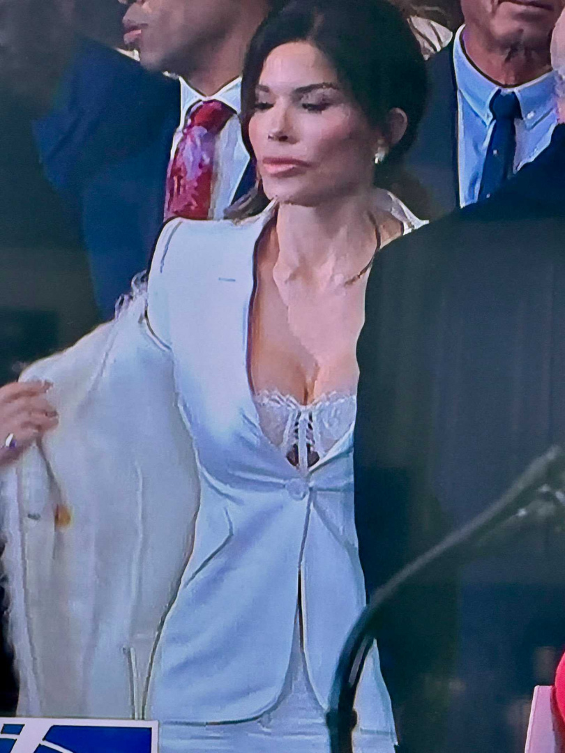 桑契斯穿著合身的白色西裝外套，內搭則是一件白色馬甲式蕾絲背心。（圖／X）