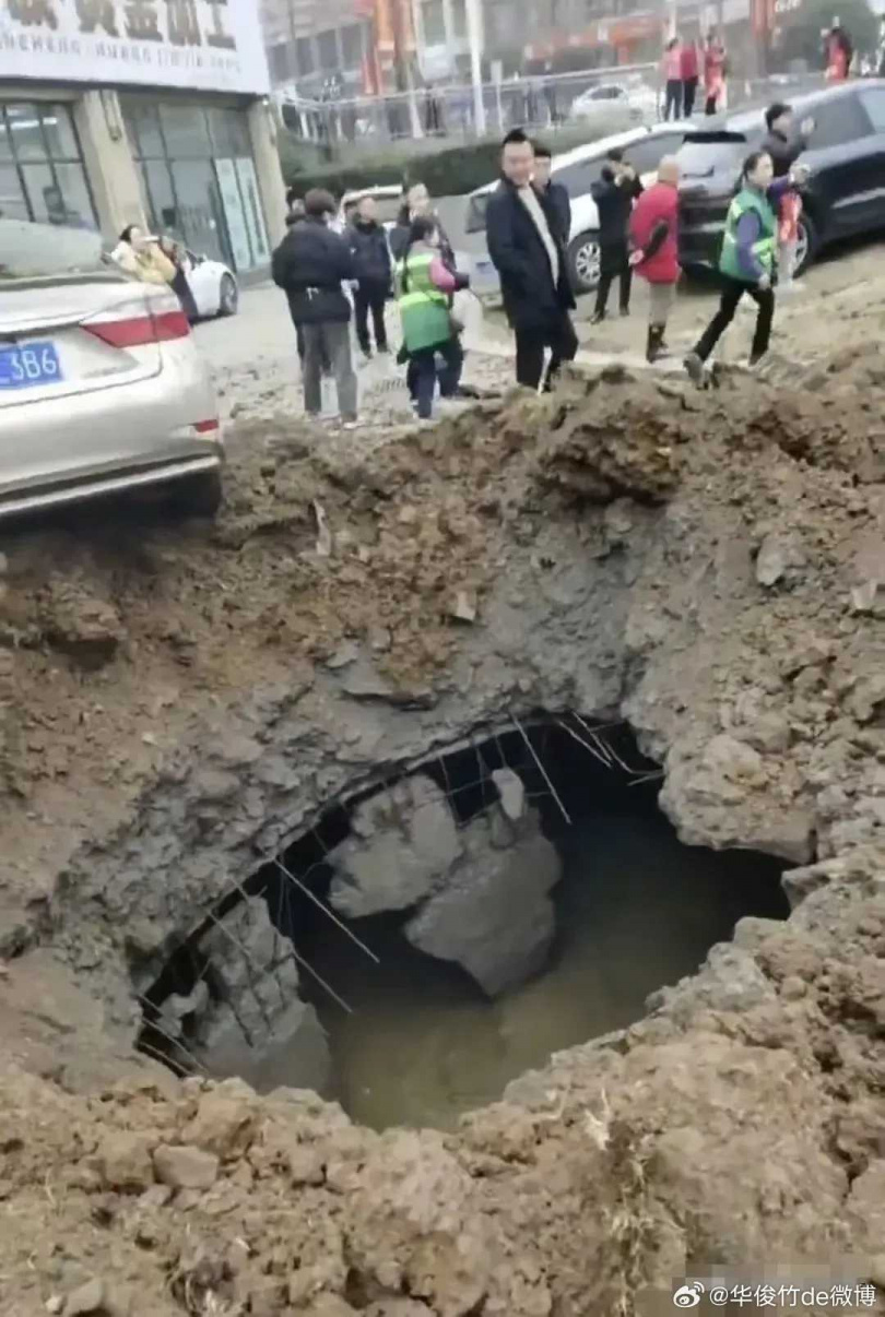瞬間一聲巨響引發劇烈爆炸，導致地面被炸出一個大坑，週邊車輛也紛紛被炸翻。（圖／微博）