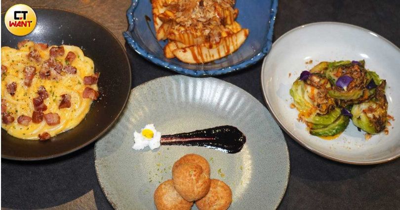 「鹹泡芙／蘑菇肝醬」（前中起順時針，180元） 、「培根蛋黃烏龍麵」（240元）、「薯條／起司醬／大阪燒醬」（180元）、「高麗菜嬰／烏魚子／櫻花蝦／清酒」。（260元，圖／魏妤靜攝）