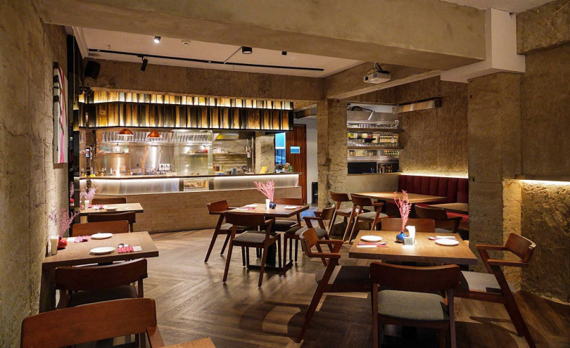 極簡沉穩的空間運用碳化木營造溫暖氛圍。（圖／UCHI 吾居炭火餐酒提供）