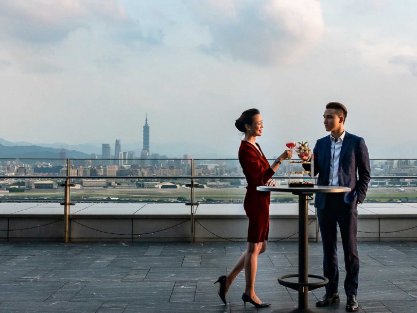 高空景觀餐廳INGE’S Bar & Grill戶外露台坐擁大台北絕佳景致。（圖／台北萬豪酒店提供）