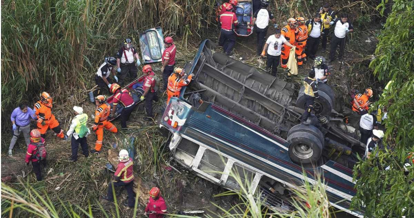 中美洲瓜地馬拉驚傳嚴重車禍意外！一輛載有75人的巴士昨（10日）行經首都瓜地馬拉市的一條公路時，突衝出路面墜落山谷，導致至少55人不幸罹難。（圖／達志／美聯社）