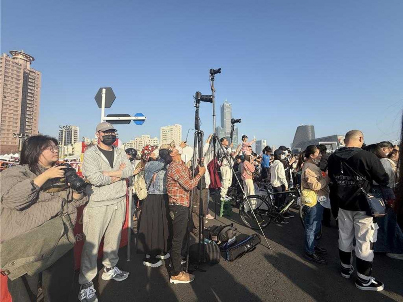 吉粉們出動一層樓高的腳架，捕捉吉伊卡哇最後身影。（圖／中國時報記者紀爰攝）