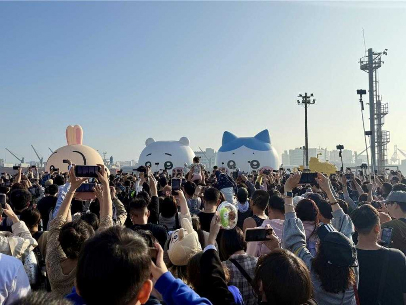 不少吉粉擠在人群中搶拍吉伊卡哇合體畫面。（圖／中國時報記者紀爰攝）