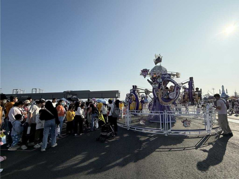 冬日遊樂園活動現場，不少家長帶著孩子排隊一起玩親子遊樂設施。（圖／中國時報記者紀爰攝）