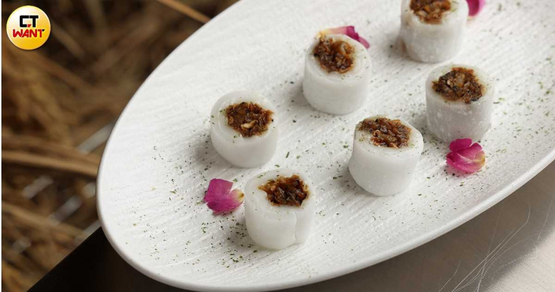 人氣點心「野菇松露大福卷」是將綜合菌菇拌入黑松露醬與白松露油，菇蕈香氣芬芳。（135元，圖／林士傑攝）